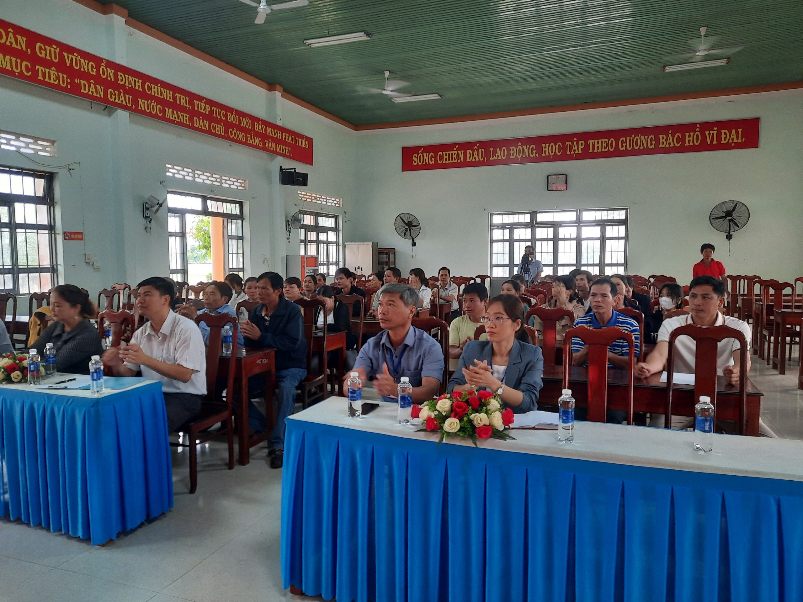 Khai giảng lớp dạy nghề trồng sầu riêng cho 35 lao động thôn 8, xã Hòa An  